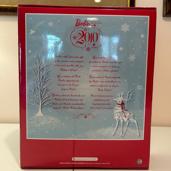 Holiday Barbie 2010 - Picture 4 of 4